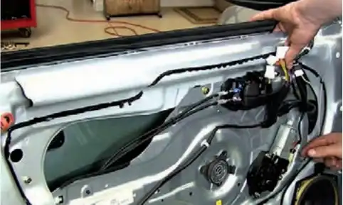 تعمیر شیشه بالابر در کتاب های رشته برق خودرو پایه دوازدهم